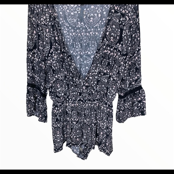 AMERICAN EAGLE OUTFITTERS Floral Surplice Faux Wrap Romper Black Size Small - Picture 5 of 11